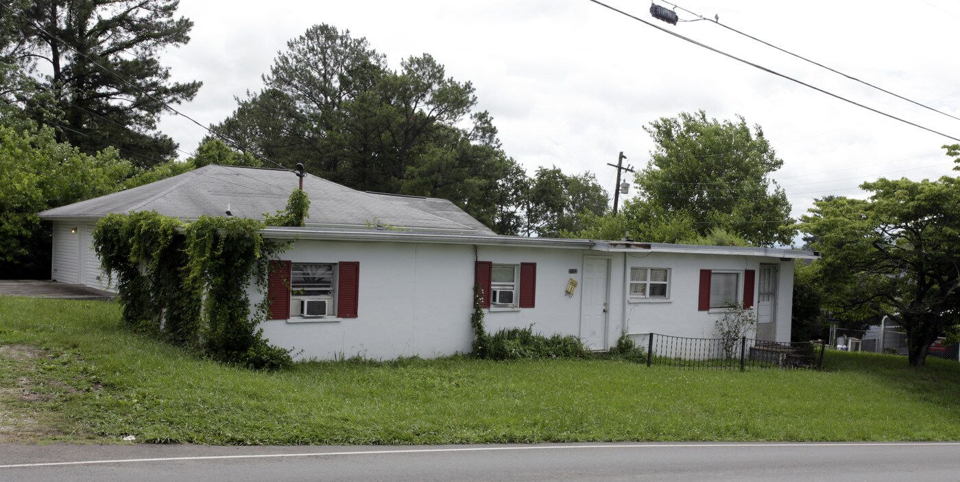2102 Whittle Springs Rd in Knoxville, TN - Building Photo
