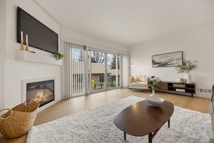 Fayetteville Pines Townhouses in Fayetteville, NY - Building Photo