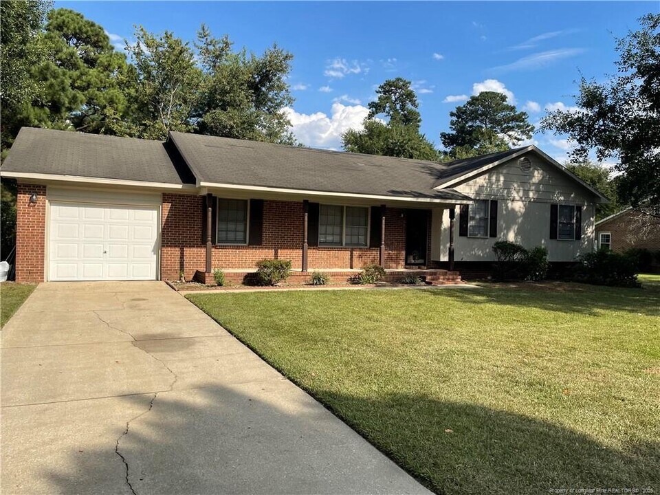 1033 Quailwood Dr in Fayetteville, NC - Building Photo