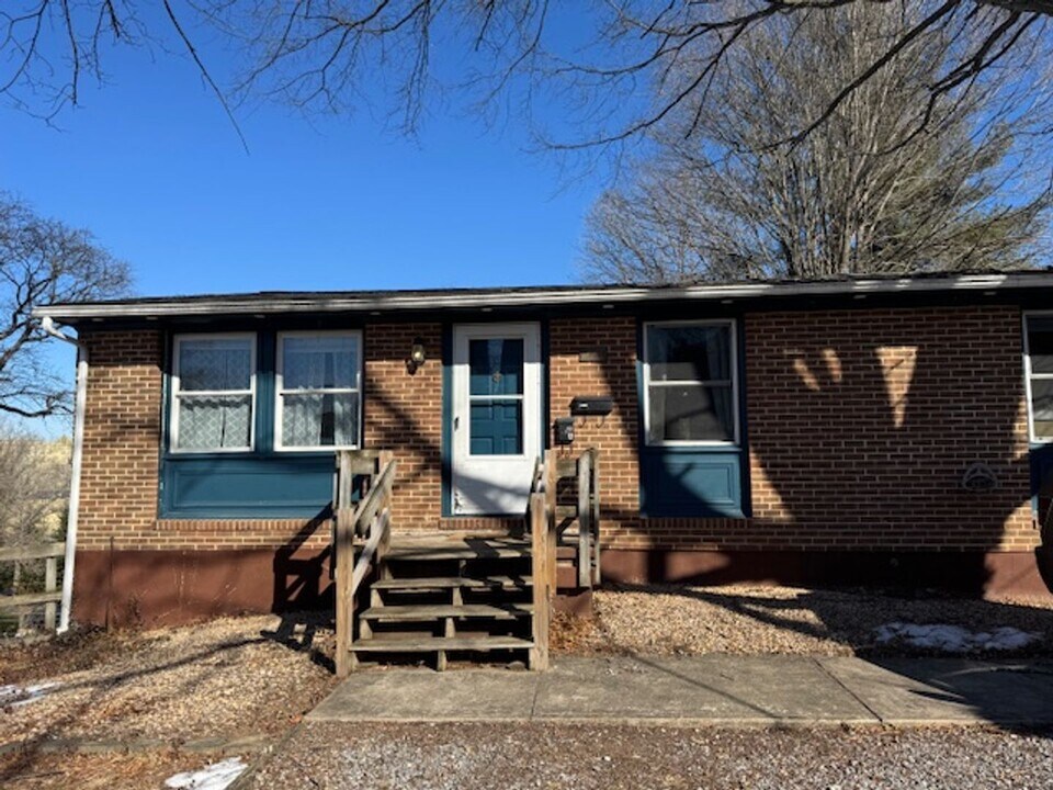 223 Hanna Ln-Unit -Main Level in Lexington, VA - Building Photo