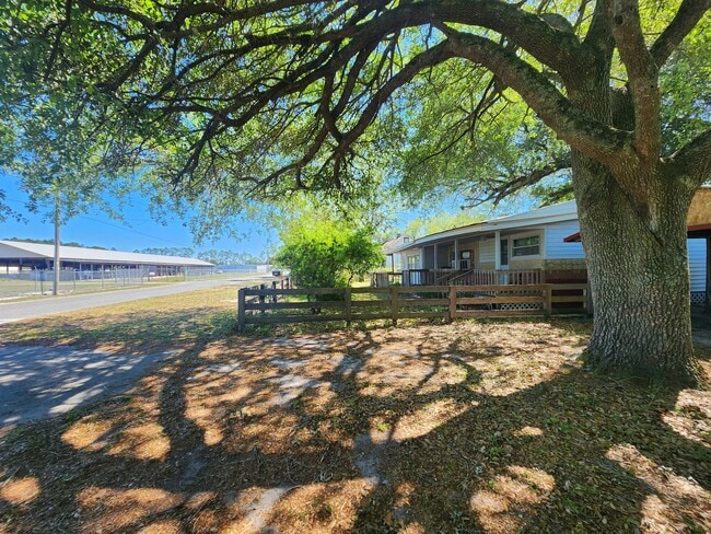 5670 Lauramore Rd in Macclenny, FL - Foto de edificio - Building Photo