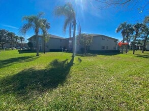 26 Lake Vista Trail, Unit 201 in Port St. Lucie, FL - Foto de edificio - Building Photo