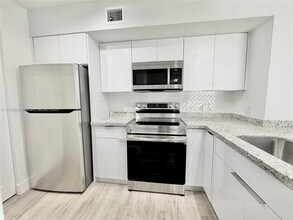 677 NW 170th Ter, Unit 303 in Pembroke Pines, FL - Building Photo - Building Photo