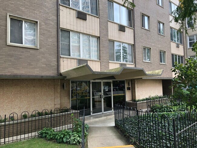 property at 539 W Stratford Pl