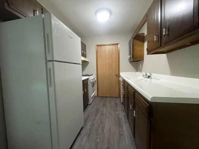 6868-6870 Kathleen Court in Franklin, WI - Foto de edificio - Building Photo