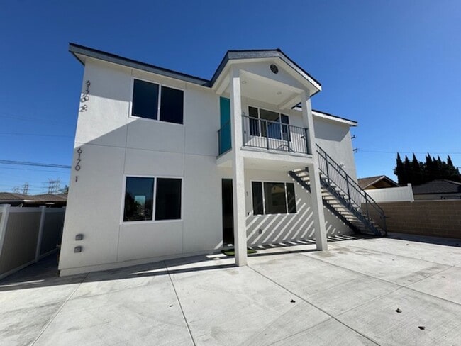 6170 Briercrest Ave in Lakewood, CA - Foto de edificio - Building Photo
