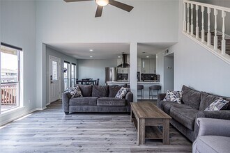 301 Commander Dr in Tiki Island, TX - Building Photo - Building Photo