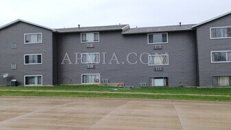980 Eisenhower Rd in Hiawatha, IA - Building Photo