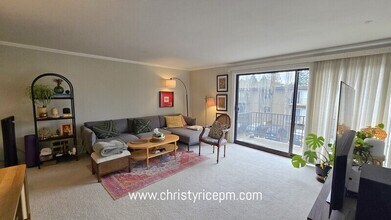 11010 NE 68th St in Kirkland, WA - Building Photo - Building Photo