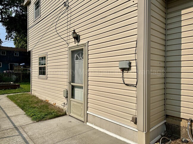 574 Ardmore Dr in Ferndale, MI - Building Photo - Building Photo