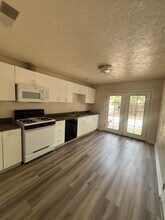 6025 McMahon Dr in Sacramento, CA - Building Photo - Building Photo