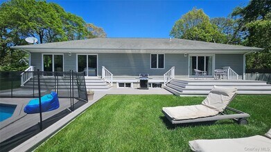 11 John St in Westhampton Beach, NY - Foto de edificio - Building Photo