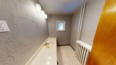 910 Washington St in Mount Pleasant, PA - Building Photo - Building Photo