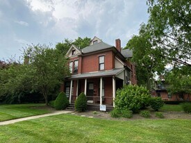 877 Dennison Ave in Columbus, OH - Building Photo