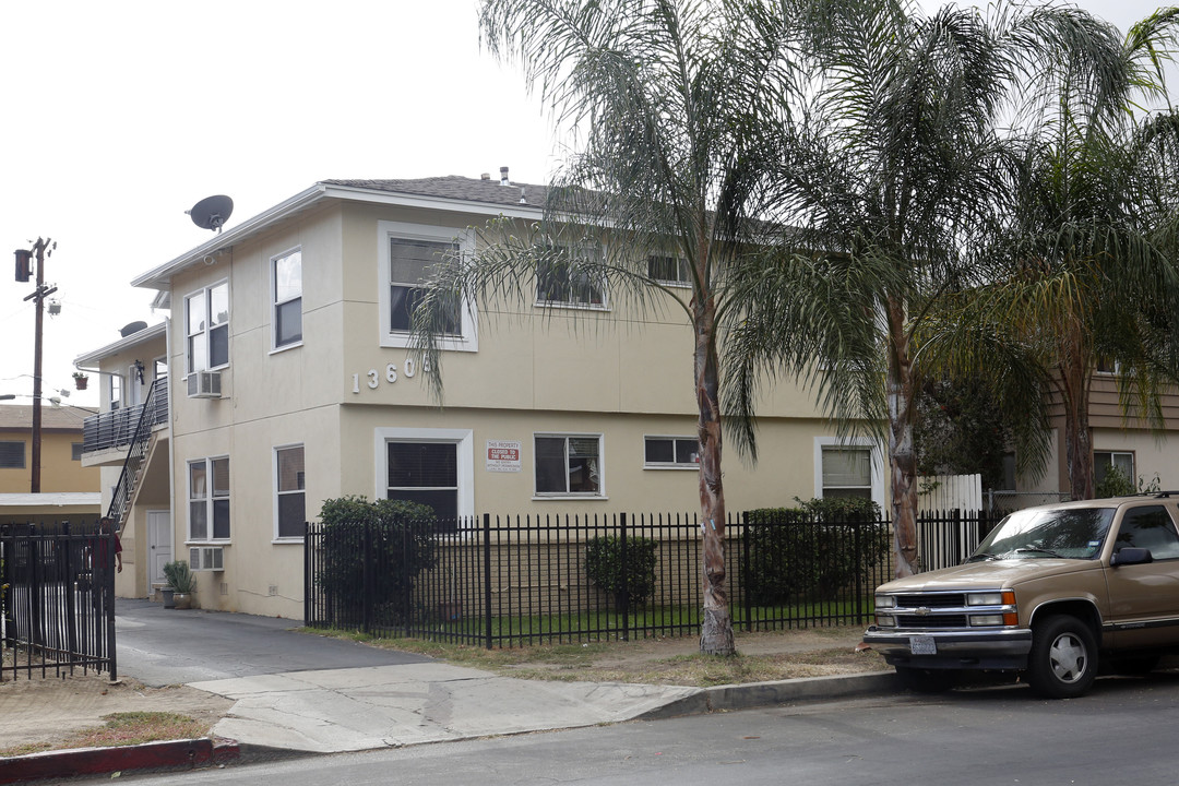 13606 Wyandotte St in Van Nuys, CA - Building Photo