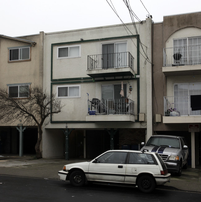 692 Sylvan St in Daly City, CA - Foto de edificio - Building Photo