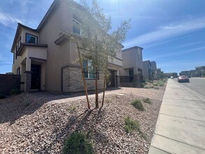 308 Mount Tyndall St in Henderson, NV - Foto de edificio - Building Photo