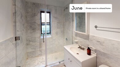 Room in Shared 2 bed/1 bath home, Unit B in New York, NY - Foto de edificio - Building Photo