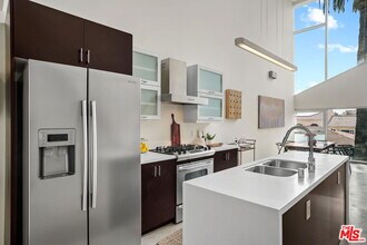 803 Wilcox Ave in Los Angeles, CA - Building Photo - Building Photo