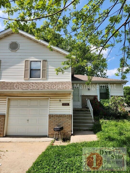1130 W Sheridan St in Olathe, KS - Building Photo
