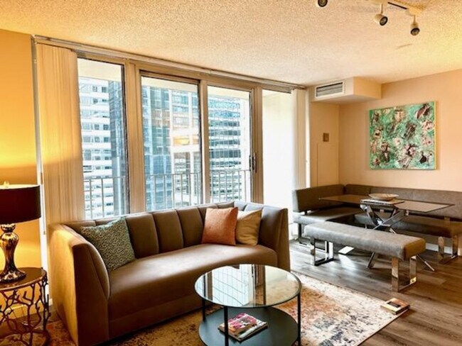 200 N Dearborn St in Chicago, IL - Building Photo - Building Photo