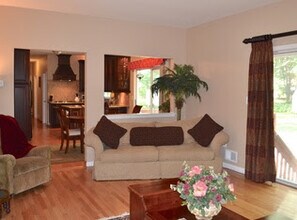 1124 Van Arsdale Dr in Branchburg, NJ - Foto de edificio - Building Photo