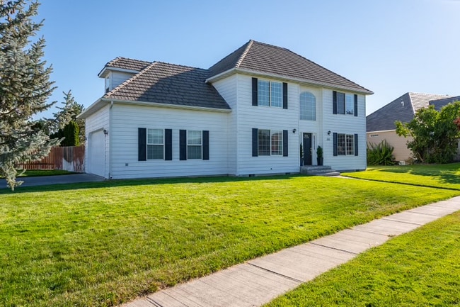 property at 305 E Inglewood Dr