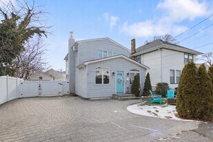 6 Charles Pl in Bayville, NY - Building Photo