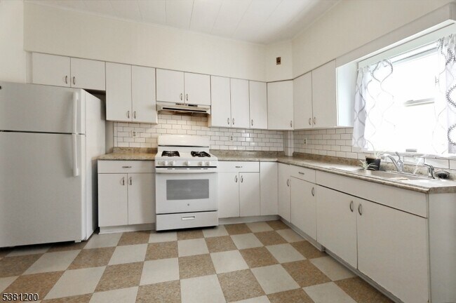 35 Montrose Ave in Verona, NJ - Foto de edificio - Building Photo