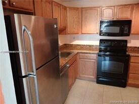 2741 Taft St in Hollywood, FL - Building Photo