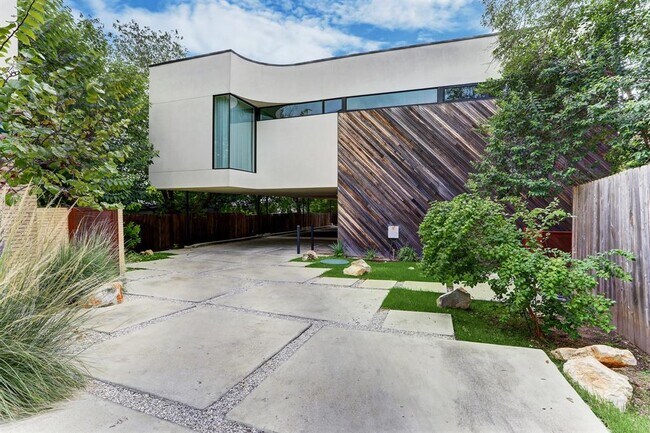 property at 1713 Bluebonnet Ln