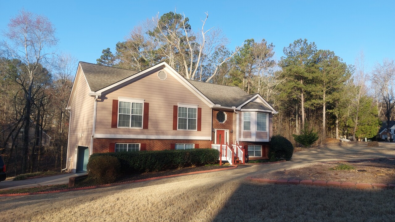 1954 Green Gables Cir in Buford, GA - Foto de edificio