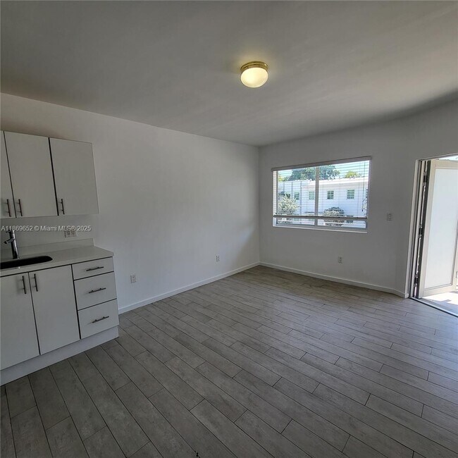 1601 Meridian Ave in Miami Beach, FL - Building Photo - Building Photo
