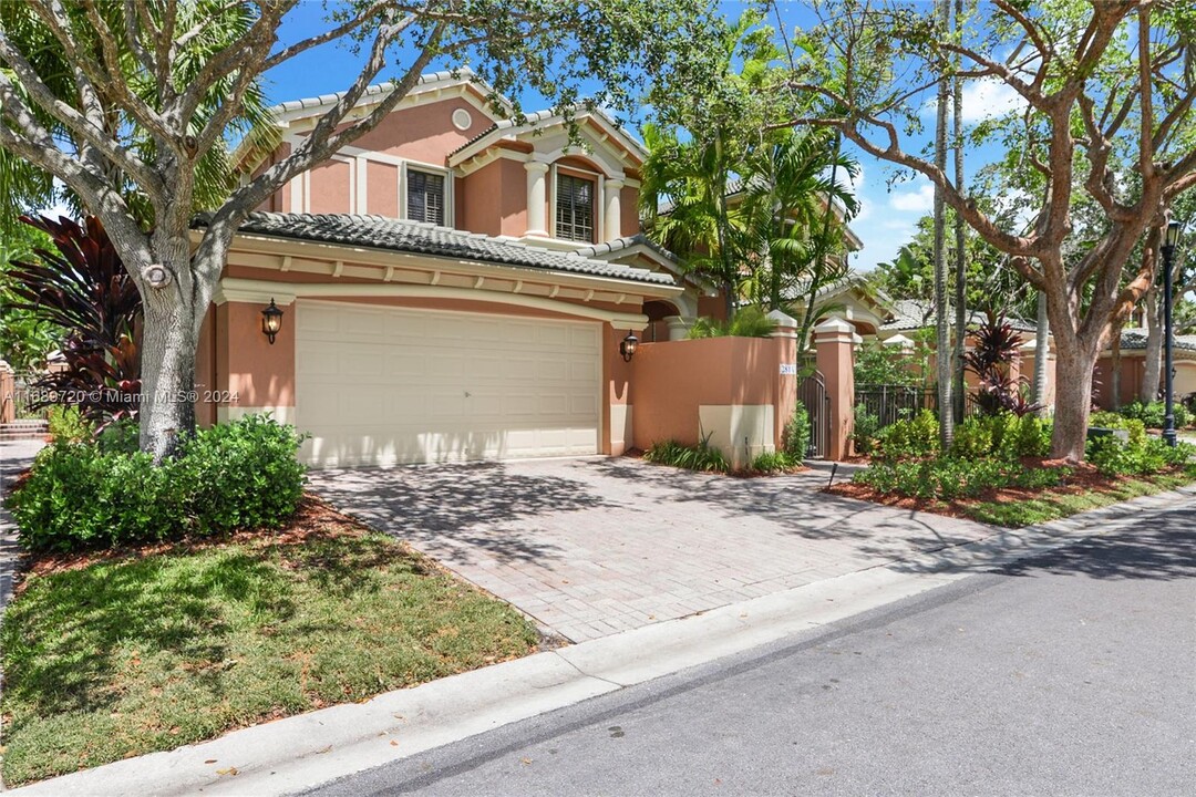 2814 Kinsington Cir in Weston, FL - Building Photo