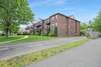 47 Highland St in West Hartford, CT - Building Photo - Building Photo