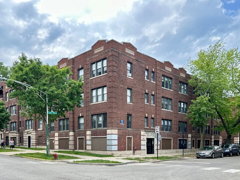 7000 N Paulina St in Chicago, IL - Building Photo
