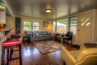 560 Riceville Rd in Asheville, NC - Building Photo - Building Photo