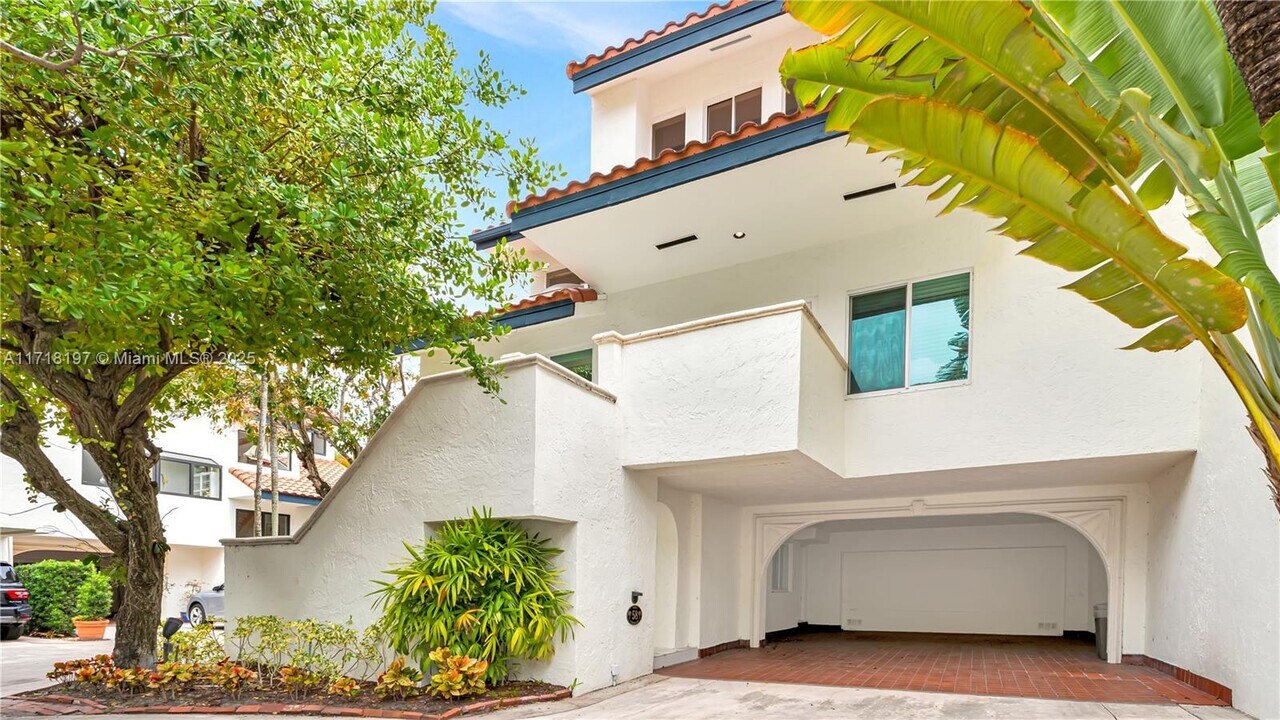 2000 S Bayshore Dr in Miami, FL - Building Photo