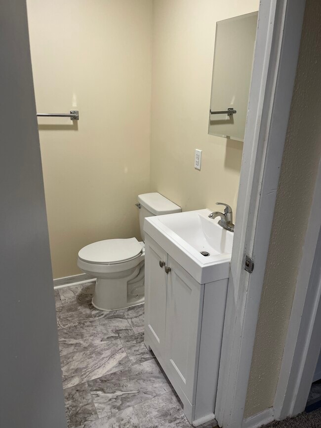 116 N Broad St, Unit Upper in Elkhorn, WI - Foto de edificio - Building Photo