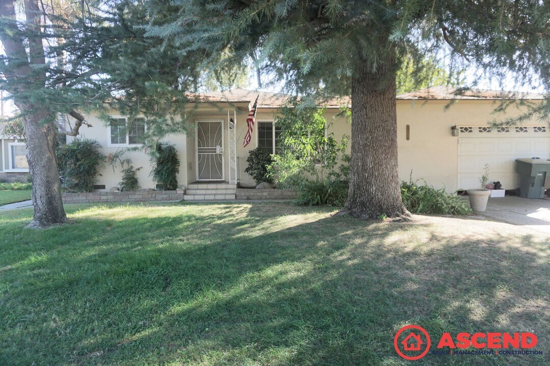 3501 Laverne Ave in Bakersfield, CA - Building Photo