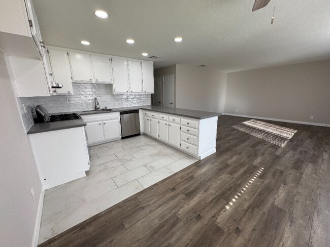 623 E Cedar Ave-Unit -B in Burbank, CA - Foto de edificio - Building Photo