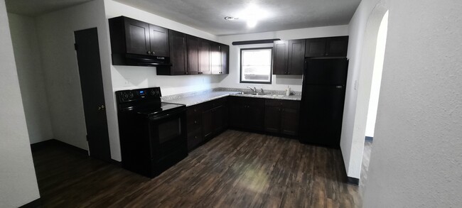 440 W Main St, Unit 4 in Decatur, IL - Foto de edificio - Building Photo