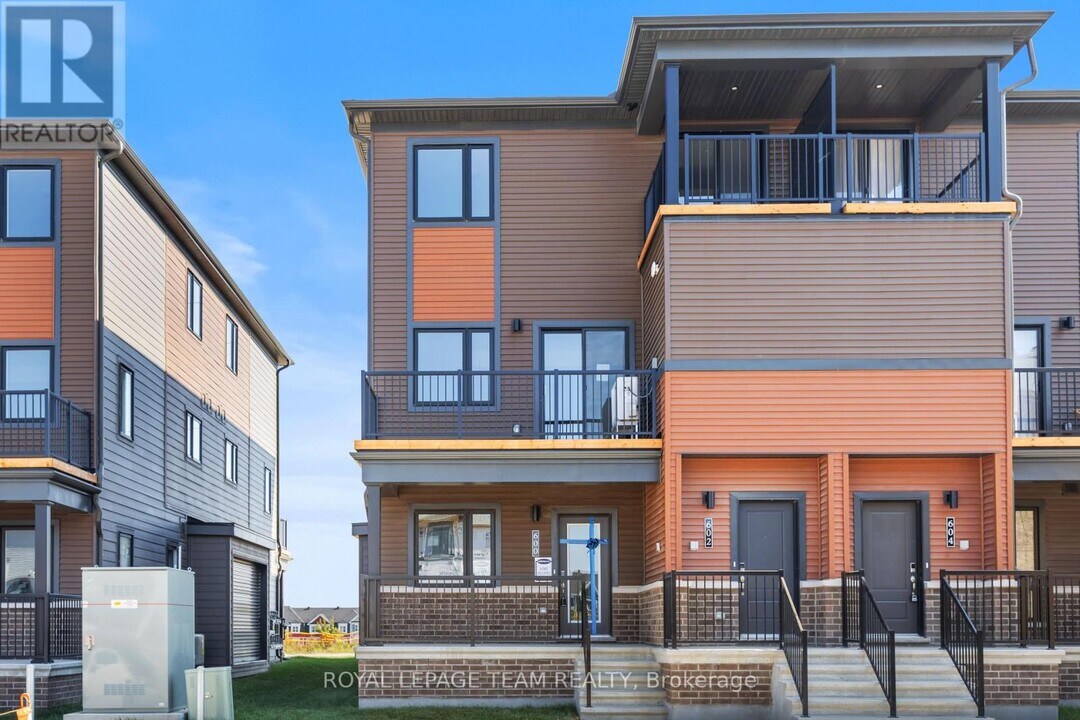 808 Parnian Private in Ottawa, ON - Building Photo