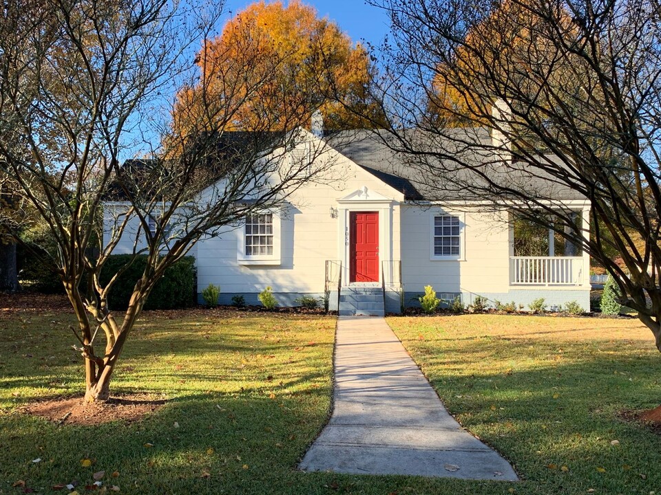 1050 Hodges Ave in Madison, GA - Building Photo