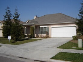 944 W Russell Ave in Visalia, CA - Building Photo
