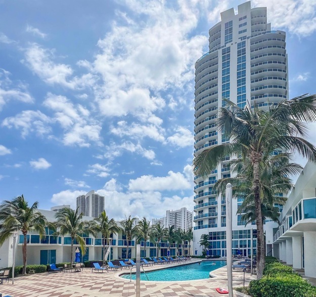 1945 S Ocean Dr, Unit 1009 in Hallandale Beach, FL - Building Photo