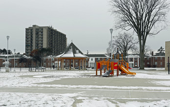 Renaissance Village in Detroit, MI - Foto de edificio - Building Photo