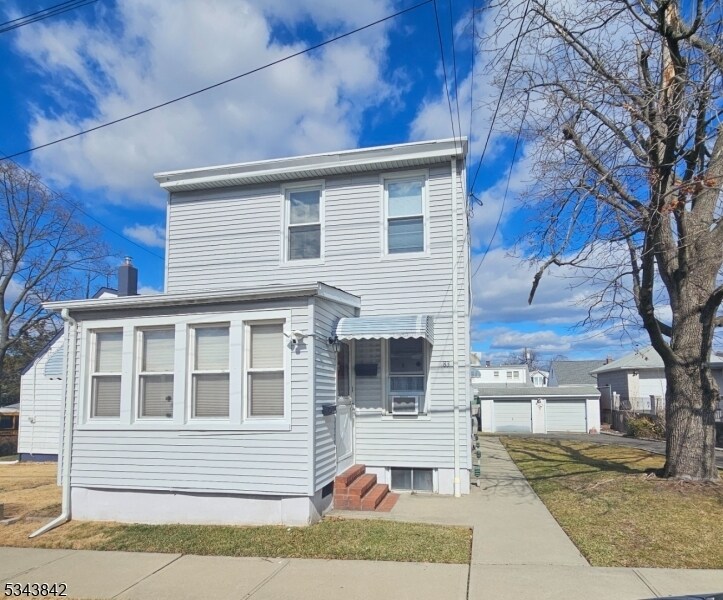 83 Orchard St in Elmwood Park, NJ - Building Photo