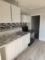 736 W Poplar St, Unit Apt 2 in York, PA - Building Photo