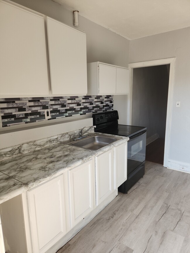 736 W Poplar St, Unit Apt 2